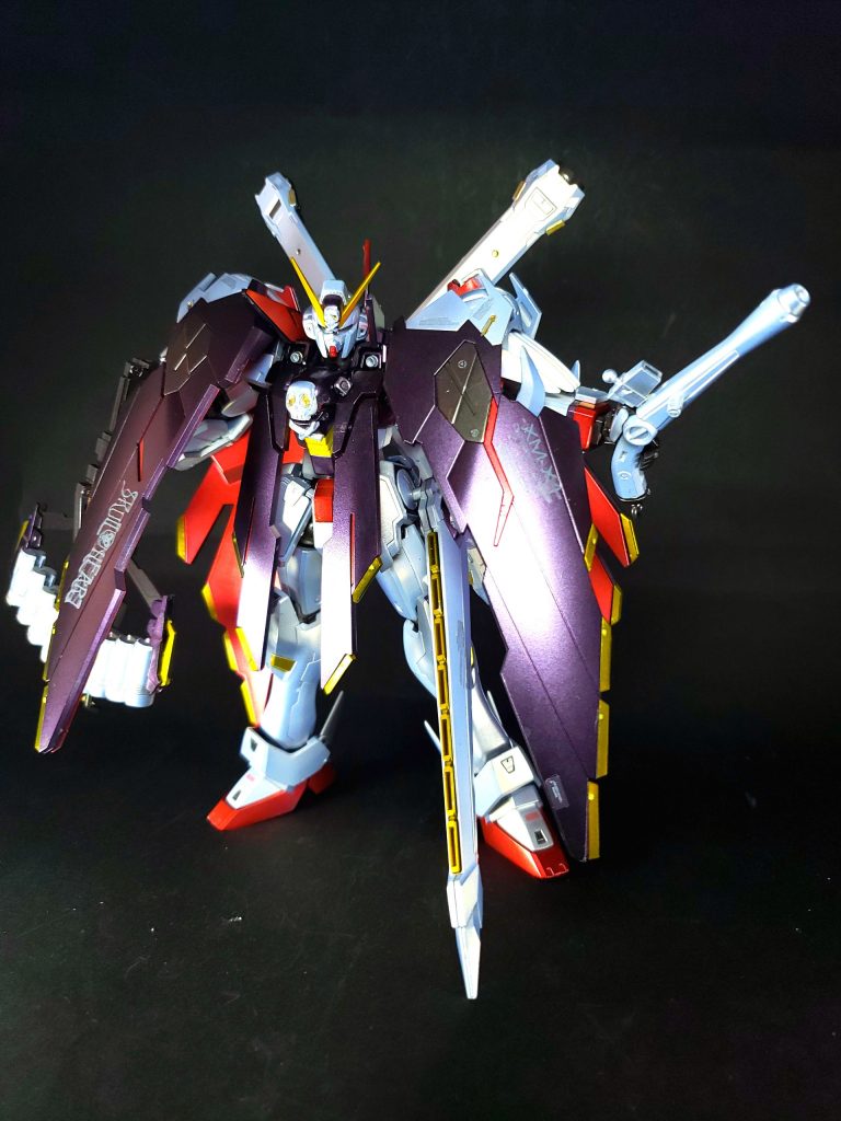 フルクロススラスター内蔵の基本フレームと、ABCマントを積層化した特殊装甲、Iフィールドジェネレータ内蔵のショルダーアーマー・スカルヘッドユニットからなる追加装甲。少数で敵大群に切りこむという作戦コンセプトに合わせ、機動力を殺さずに耐久力を上げることを目的として設計された。基本フレームに組み込まれたスラスターはそれ自体が爆発的な推力を生み出す高性能なもので、クロスボーン・ガンダム自体の推力も合わさり、重装備であるフルクロスを装備していても、他のMSとは比べものにならないスピードを得ている。作中でも、守りをフルクロス任せにしていたとは言え当時のMSの中でもトップクラスの機動力を持つディキトゥス相手に互角の戦いを演じている。A.B.C.マントはその特殊性とコストを理由にサナリィからの供給が絶たれていたため残存した切れ端等を掻き集めたものが利用されているが、積層化したことと機能を分散させた構造によって耐弾性は向上した。本ユニットは胴体と肩部に取り付ける形で装着され、腕部の武器の使用や背面のメインスラスターに支障が出ないよう可動軸や装着方法が配されている。ただし、胴体全面をほぼ覆った状態でも問題なく格闘戦が可能だったA.B.C.マントほどの柔軟性はなく、クロス前面のスリットから腕を出して射撃武器を使用することはできるが、本格的な格闘戦を行う際は腕部と干渉する部分を部分的にパージする仕様となっている。初期のプランでは、装甲内部に収納式のヒート・カッターを装備する予定だった。『ゴースト』にて木星戦役時には既にフルクロスの原型が完成されており、クロスボーン・ガンダム3番機(X-0)共にマザー・バンガードに配備されるはずだったことが判明している。故にフルクロスは原型のデーターを基に制作されたことになる。