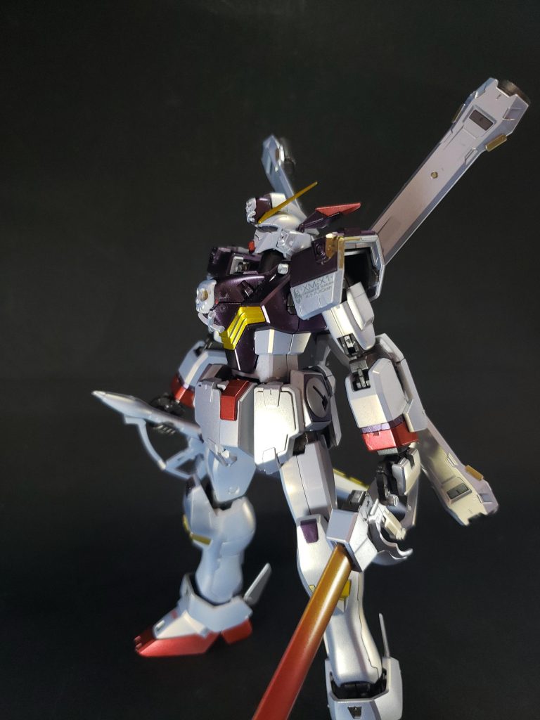 ビーム・ザンバーザンバスターのグリップおよび銃床を構成する粒子加速式ビーム・サーベル。「ザンバー」の名前の由来は「斬馬刀」から。バスターガンと同じく、その形状は海賊を連想させるカットラスに似る。元々の出力が高い上に、ビームの粒子を縦方向に加速してさらに威力を高めている。その結果、通常のMSが装備するビーム・シールドやビーム・サーベルごと、本体を斬り裂くことのできる威力を持つ。接近戦用兵装である本装備が圧倒的高性能を有しているのに対し、通常考えれば同位置にあっておかしくないはずの、ザンバスターおよびバスターガンは、共に射撃用兵装としては特筆できる程の高性能を持っていない。これは、本機が運用側の戦闘思想により、接近戦を重視した代わりに遠距離攻撃力にそれほど重きを置かなかったためである。原作ではビーム刃の形状が両刃になっているが、他作品ではよりカットラスに近い片刃になっている