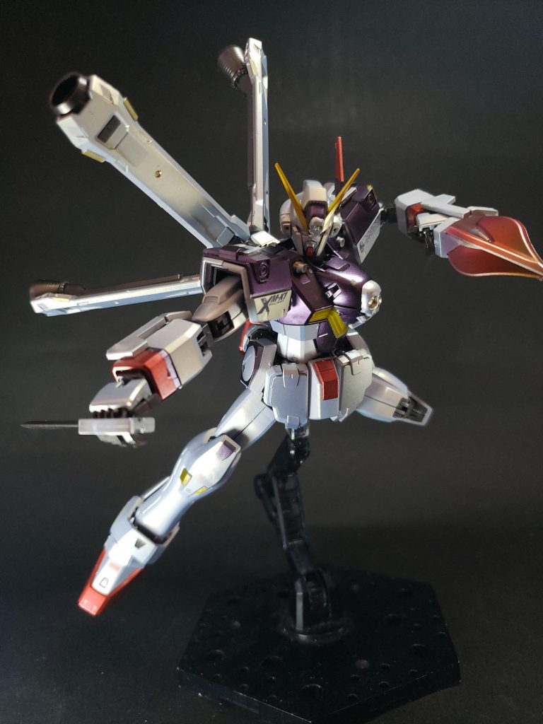 ヒート・ダガー脚部スラスターで発生した余熱により刀身を赤熱化させ対象を溶断する、小型の実体剣。左右脚部の内部に各1本ずつ、合計2本が装備されている。通常使用時は人間で言うところのふくらはぎの部分から柄を持って取り出すが、緊急時や奇襲攻撃の際には足の裏、土踏まずの部分から高速で射出する事もできる。また、刃の部分だけ足の裏から出した状態で、敵を蹴りつけるようにして攻撃することも可能。形状的にはハンドガード付きのサバイバルナイフもしくはバヨネットに似る。