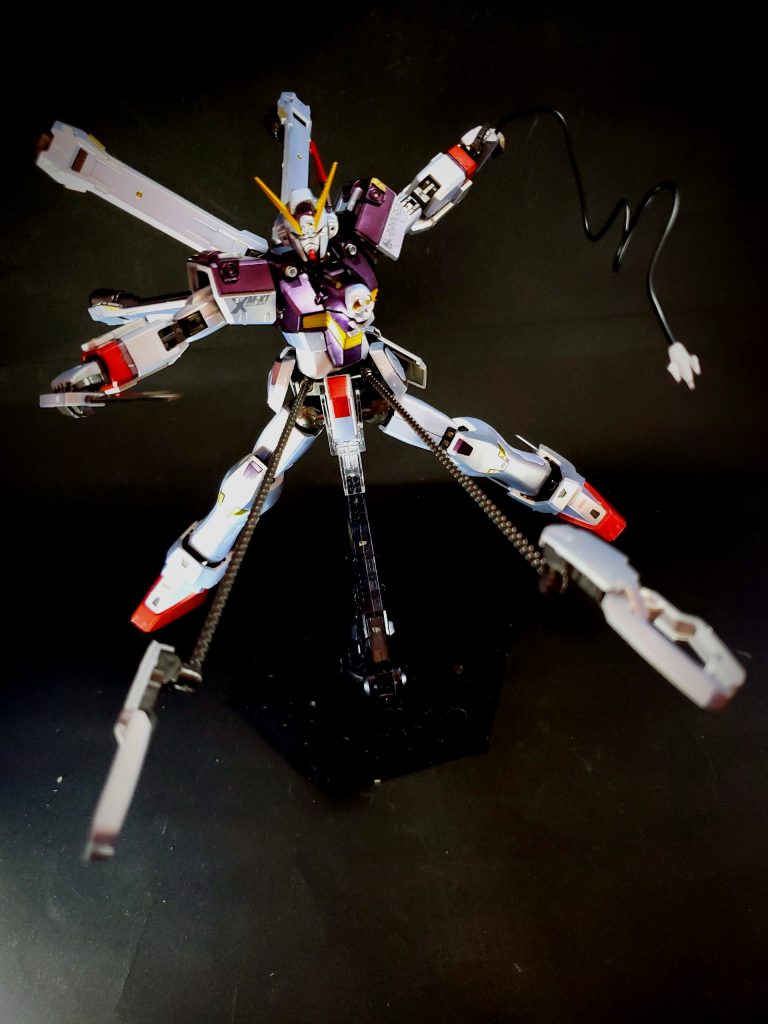 スクリュー・ウェッブドリル状の先端を高速回転させる事で貫通能力を高めた鞭。腰部後面装甲内部にそれぞれ1基ずつ計2基装備している。死の旋風隊所属のMS、クァバーゼの武器、スネークハンドに対抗するため、マザー・バンガードの技師長によって考案・作成された。「接近戦における武器のリーチが足りないなら、よりリーチが長い武器を装備すれば良い」という単純かつ明確な発想によるものである。性能はスネークハンドには遠く及ばないものの、リーチの面から同装備に対する牽制では充分役立つ武装であり、最終的には前述の技師長の言の通り僅かなリーチの差が功を奏し、クァバーゼの撃破に至っている。また、耐ビーム・コーティングが成されているのかスネークハンド先端に発生していたビーム・ソーに触れても切断されなかった。
シザー・アンカー左右腰部前面装甲がそれぞれ変形し、敵を捕獲・拘束するシザース(ハサミ)となる。また、基部にはチェーンおよびウィンチが装備されており、シザースを射出することで離れた場所の敵に対しても使用可能。そのほかにも作中では、投げた武器を掴む、足場に打ち込み機体を固定する、など様々な使い方をされている。