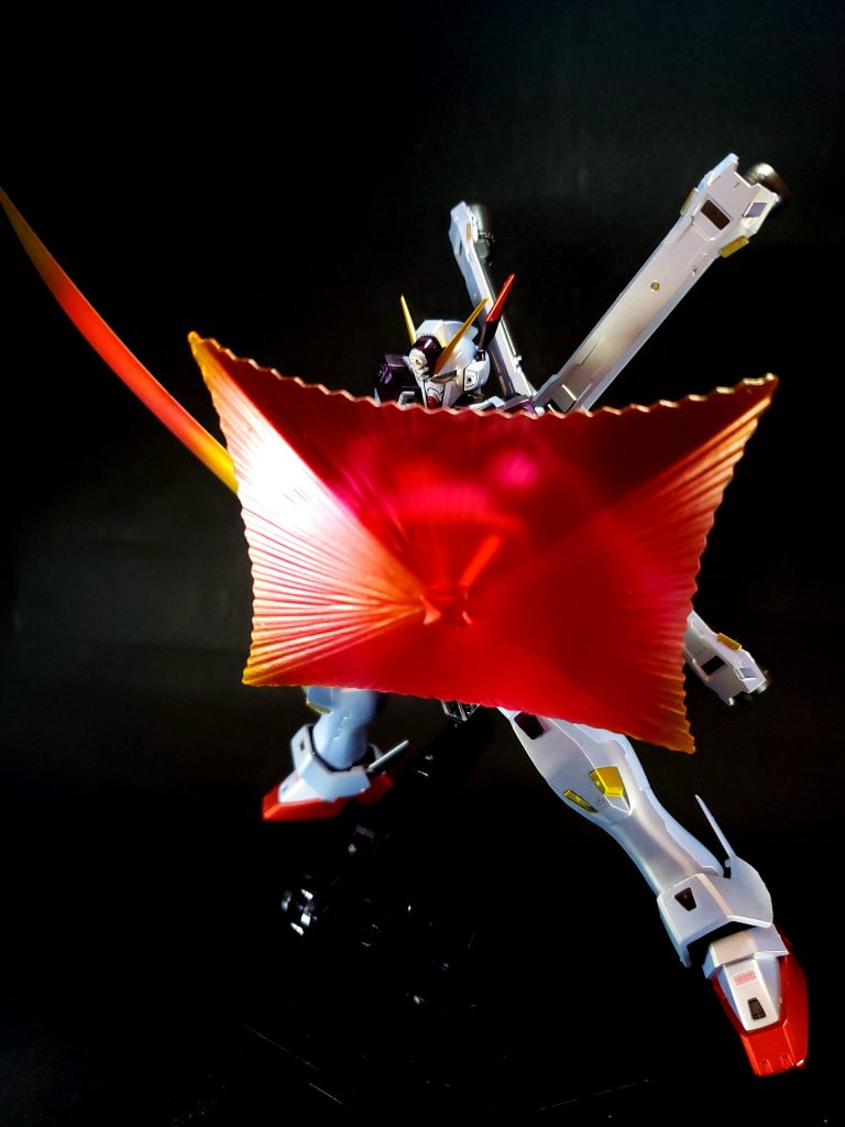 ブランド・マーカー(ビーム・シールド)X字状に配置された4本のスリットから発振されるビームで、四角錐状のビーム刃を形成するビーム発振器。両腕前腕上部上面に各1基ずつ、合計2基が装備されている。通常、ビーム発振部を拳の前に回し、メリケンサックのように敵をそのまま殴りつける攻撃方法が採られるが、発振部を定位置に固定したまま、裏拳のような攻撃を行うこともできる。また、ビームの展開方法を変更することで、ビーム・シールドとしても使用できる。シールドは組み合わせたビーム刃の先端から展開するため、ビーム発振部を露出させることなくシールドを展開させられる。本装備基部は、F91同様に稼働状態を保ったまま機体から分離させることも可能。作中、キンケドゥはこれを利用し、ハリソン専用F91から放たれたヴェスバーのビームを、分離させた2基のビーム・シールドとビーム・ザンバーを組み合わせることで、ほぼ相殺した(だが、メインカメラは少なからぬダメージを受けた)。