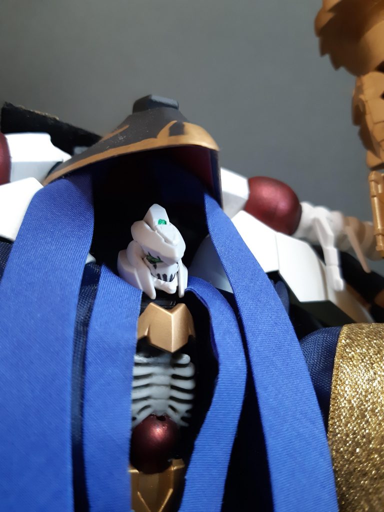 頭部はガンダムバエルを使用しています。腹部の骨はカプセルトイ『ドクロマン』を使用 