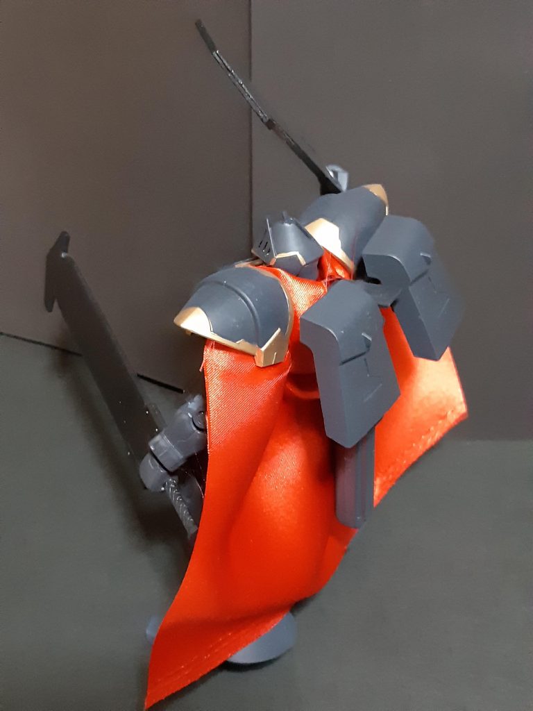 贅沢にサテン生地のマント･････