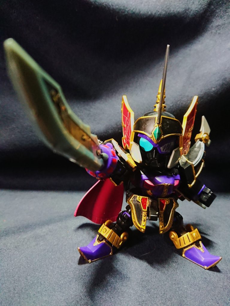 前作、張郃ザクIIIに続き夏侯惇の改修です。機駕五将は並べて見ると張遼ゲルググを除き寸胴体型が多く、特に夏侯兄弟は足の細さのせいか、他のキットより背が低い部類かと思います。張遼が頭身バランスいいだけかもしれませんがw