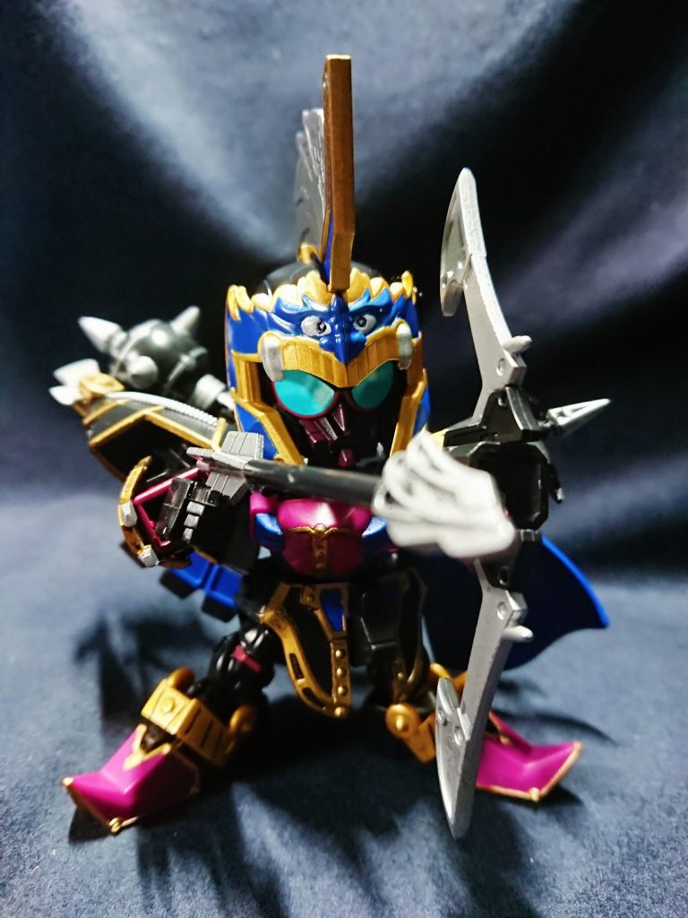 機駕五将の副将軍で、曹操の左腕と称される猛将。機動戦を得意とし、剛鋭棍と剛鋭弓を組み合わせ様々な武器を扱い、いかなる戦局にも対応できる。特に兄の夏侯惇との連携技の隼鋼二重閃は、多くの戦場で曹操軍を勝利に導いてきた。