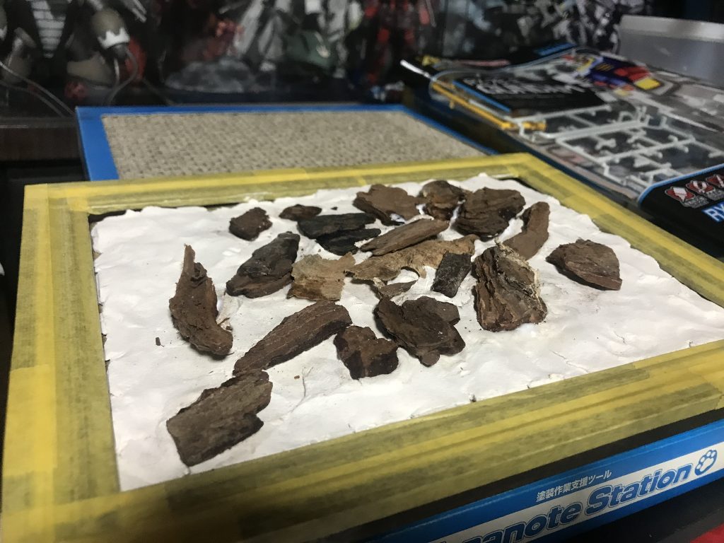 フレームは100均のフォトフレームに紙粘土を盛ってバークチップを散りばめました。