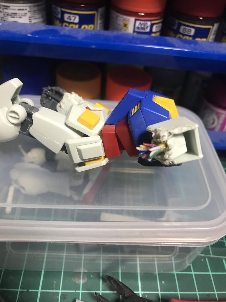 破損個所は半田コテで焼き、腕には接触不良になった電気コードをバラして貼り付けました。