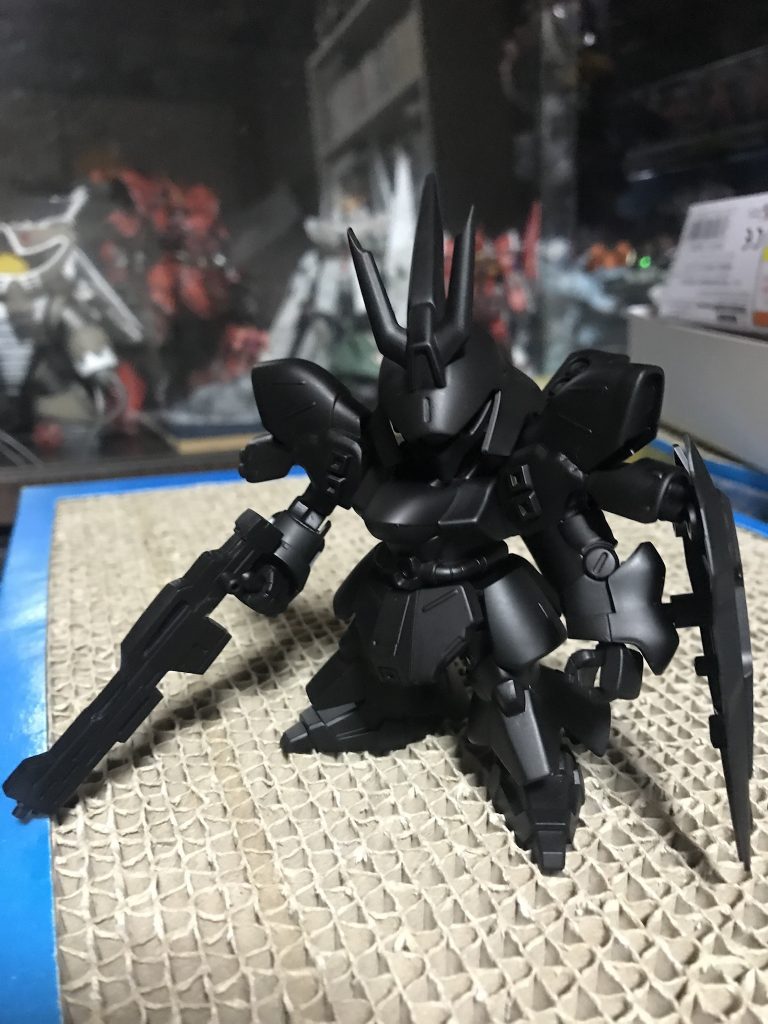 黒サフを噴いた状態。なかなか黒いサザビーもカッコイイ！