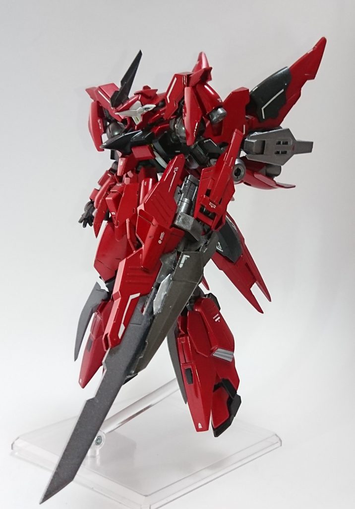 フェルゼンブレードレギンレイズフェルド専用武器。高周波ブレードによる鋭い斬撃や下部で殴り潰したり攻撃を受け止めることができる大型兵装。