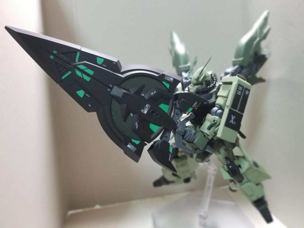 重すぎるので普段は持ってないないですが一応ジオニックソード完全体もあります。とにかくでかいので持つのがやっとです。