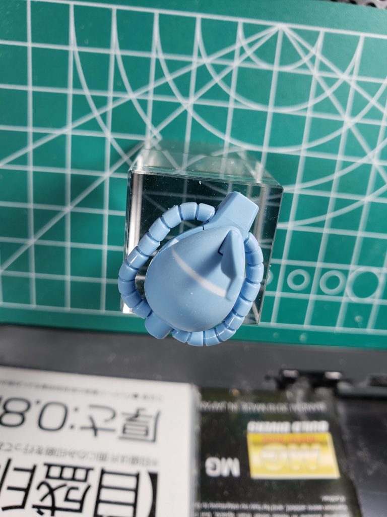 カットした後にプラ板を貼り付けて角度を付けながら削って行きます