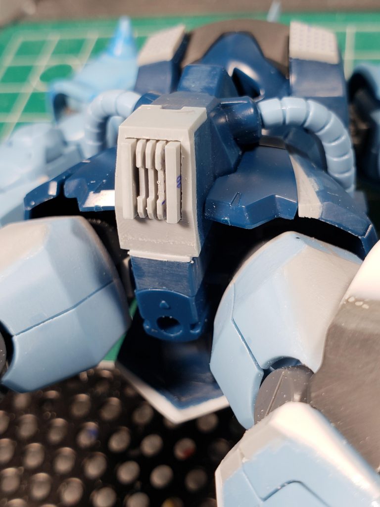 スカートの下部分はプラ板を貼り付けて、初シイタケディテールスクラッチしてはめ込みました