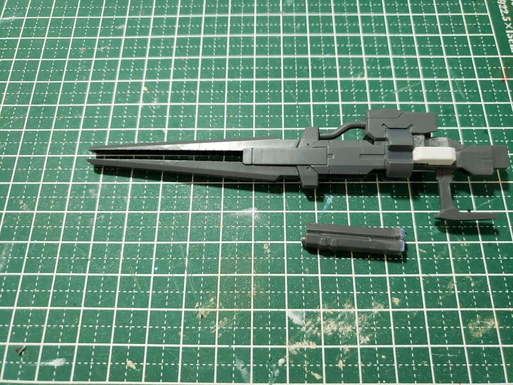 ライフル自体はL.B.W.S.Mk-Ⅱにage1のライフルグリップ、ブルーデスティニーのサイドスカートの弾倉を接着して作成。丁度窪みがあったので、ストライクのライフル銃身をバッテリーとして脱着式としました。