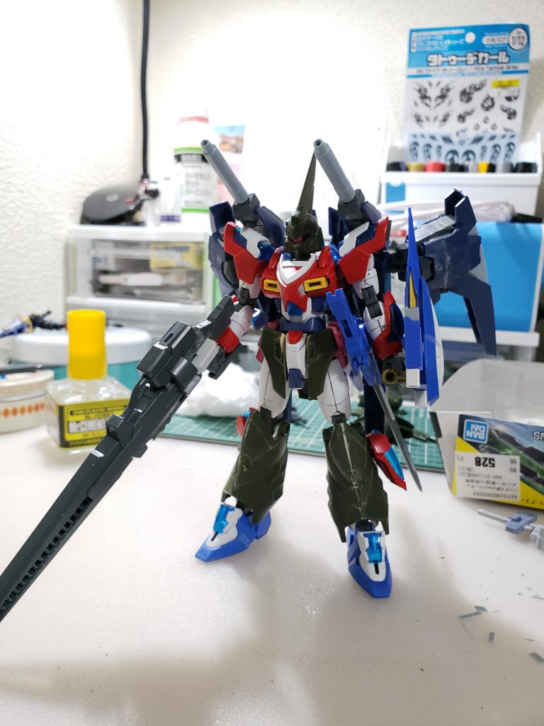 カミキバーニングを素体に頭部、太股部分をコレクションシリーズのゲイツから流用しています。ブーツ部分は旧HGのフリーダムの物にカミキバーニングの足の項を追加し、角度を変えました。バックパックはL.B.W.S.Mk-Ⅱの横幅を詰めて装着式にしました。シールドはage2のリアルスカートとエクシアのGNソードのシールド部分、持ち手はゲイレールシャルフリヒターの肩アーマーの持ち手を使用しています。