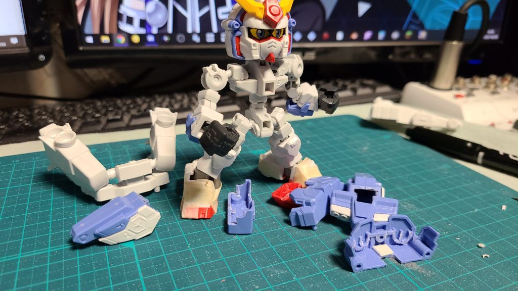 まずは各部位ごとにパーツをバラして胴体、肩、足にネオジム磁石を仕込みますこれはキャプテン、ハイパーキャプテンも同様の作業です