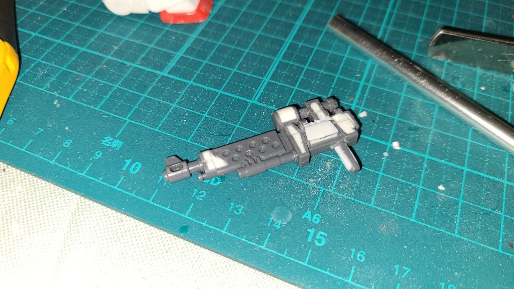 武器とシールド、バックパックの肉抜き穴をプラバンの切れ端で埋めていきます