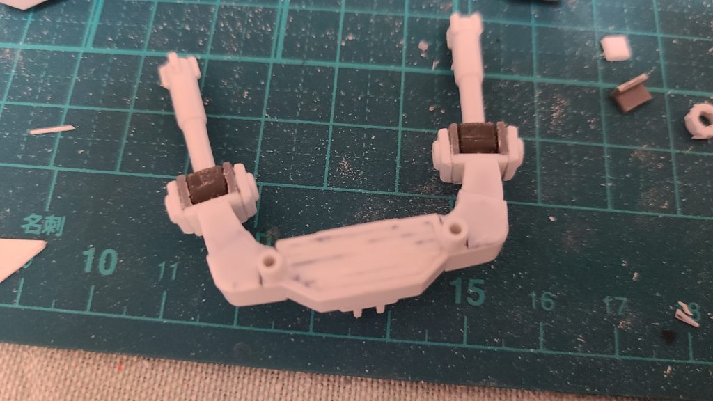 オプションVはサーベルラックを余ったポリキャップを使って可動化させますついでにバックパックのバーニアをMSGバーニアに置き換えてます