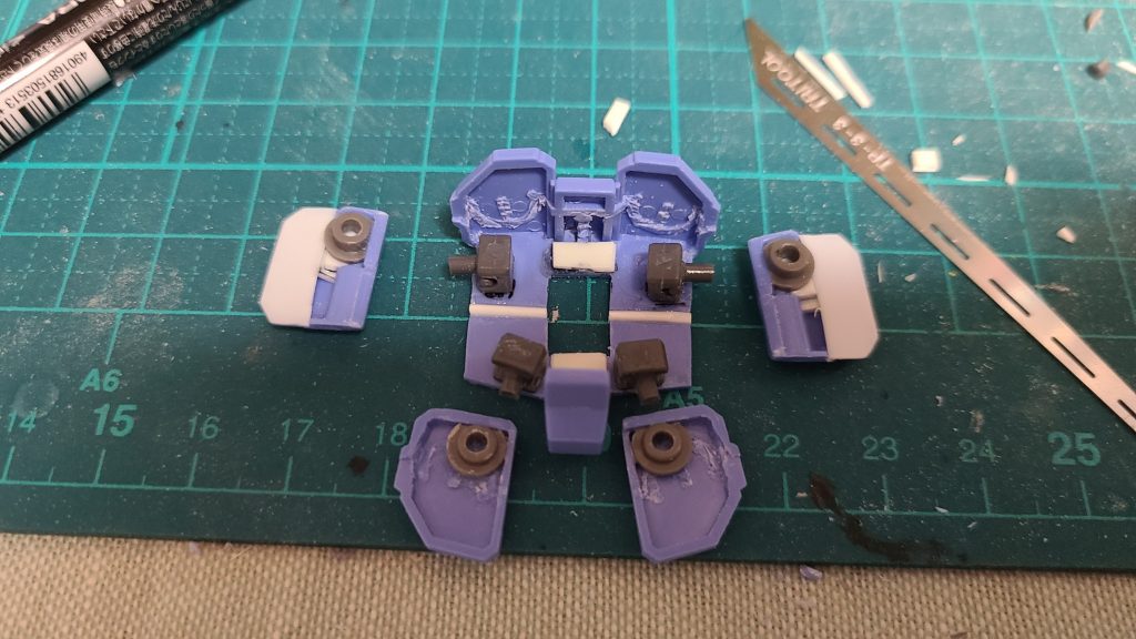 腰をイエサブのロールスイングジョイントで可動化ハイパーは前と横しか動きませんが、キャプテンは前後左右全て稼働します