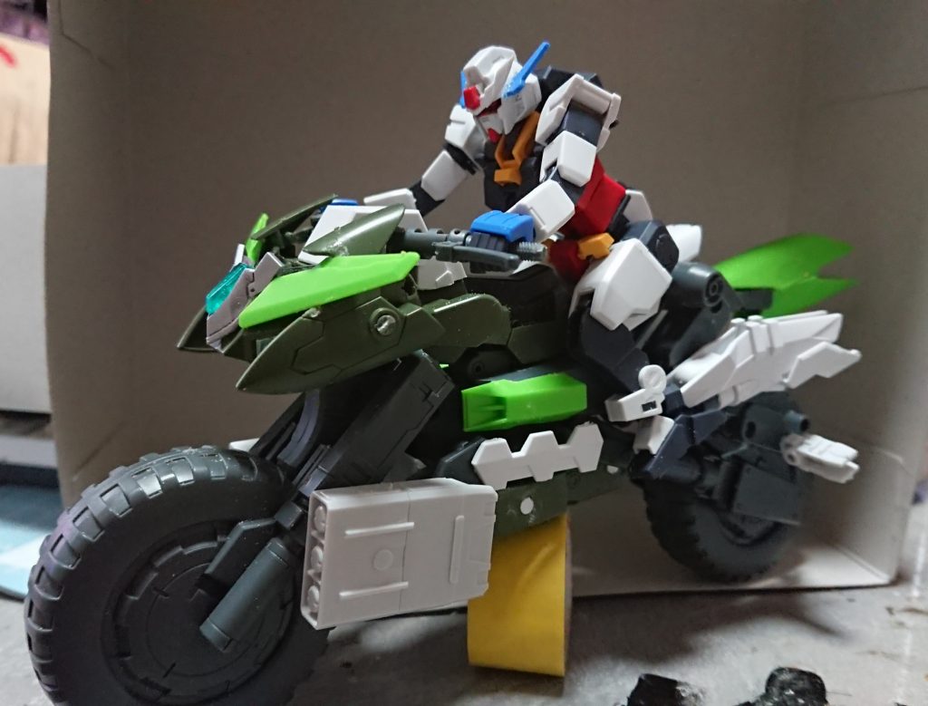 コアガンダムは頭部を若干変更しコンバットナイフを脚部に装着しただけで基本的にはストレート組みですバイクはマシンライダーをベースにメテオホッパーを組み合わせ中型くらいの大きさにしてあります