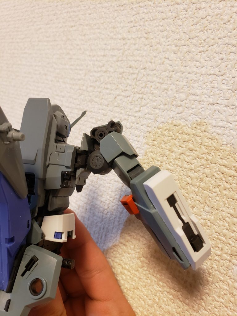 腕はジェガンの接続軸を利用して肩幅アップです〜