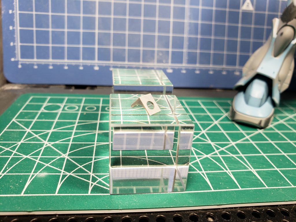 肩パーツの接続部分のポリキャップが丸見えなので、プラ板でカバーをスクラッチしました