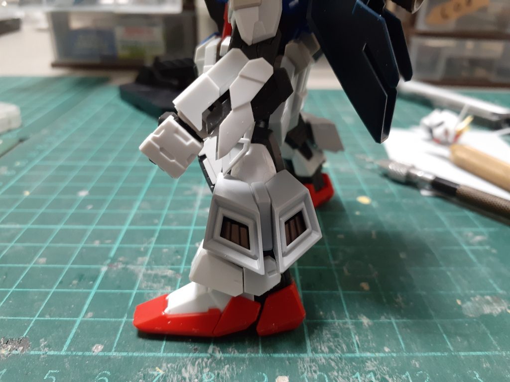 脚横のスラスターはシナンジュスタインの脚横の物をカットして真鍮線で固定出来るようにしました