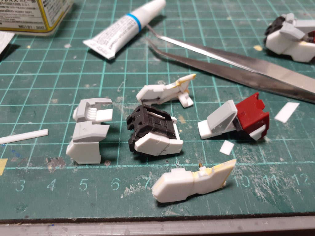 肩のスラスターエールストライカーの物を使用その他をほぼプラ板で一部シナンジュスタインの脚横のスラスターから拝借