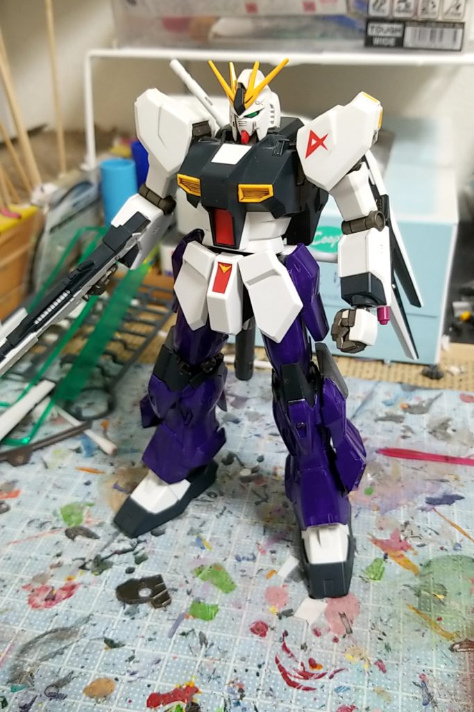 製作第一段階基本的にはνガンダムのパーツのみだが、脚とサイドスカートはシナンジュスタインのものを使用(色が違うのは塗装したシナンジュスタインから強奪したため)