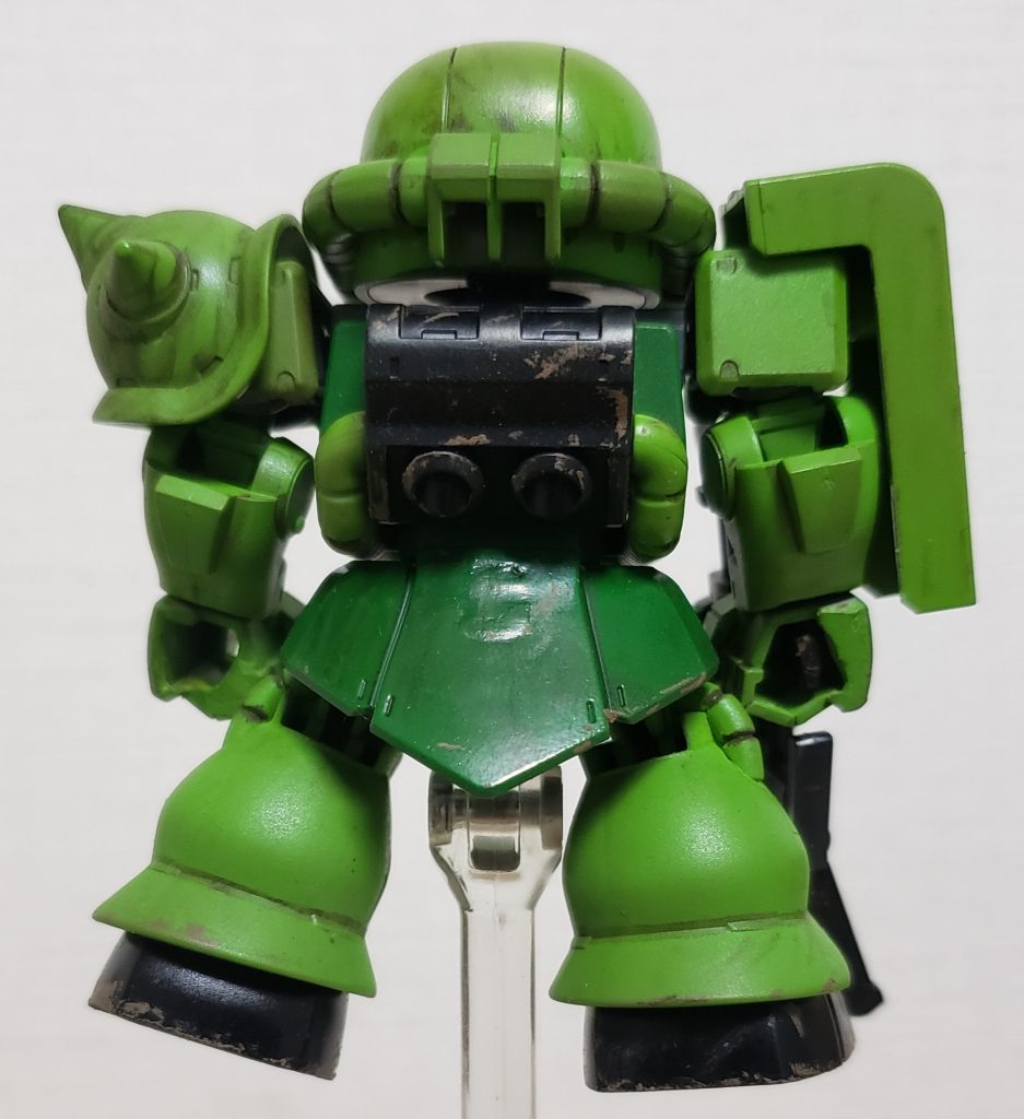 背面ザク・バズーカを付ける穴を埋めたり拳を埋めたりしてます。足裏と三連装ミサイルポッドを取り付ける穴も埋めてます。写真だとわかりませんが…