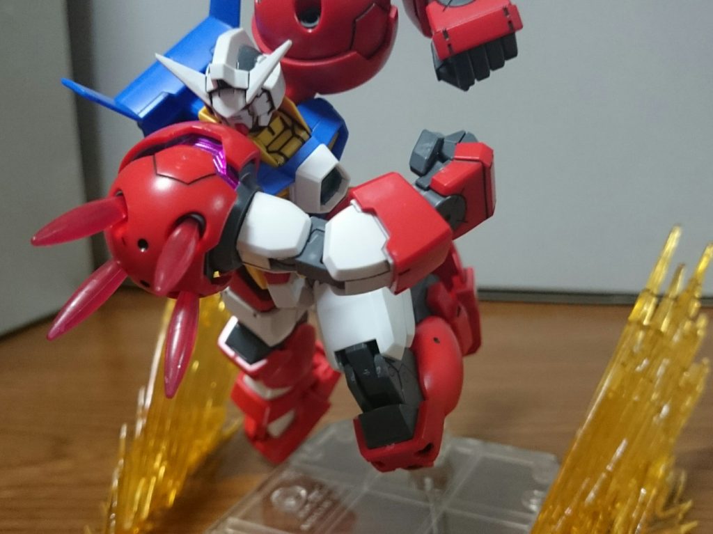 ・ビームショルダータックル肩のパーツを展開させ、エフェクトを取り付け