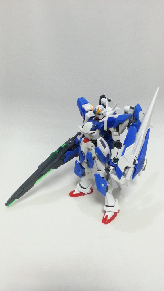 スタンダード装備のメイン武装はGNソードⅡブラスターとGNコンデンサー内蔵の実体盾。GN粒子の恩恵で機体重量軽減等の効果で大型の兵器を運用しても運動性を損ねない的な。フロント、サイドアーマーにGNマイクロミサイルも搭載。ビームが効きにくい敵にも対応可能。