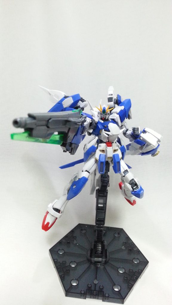 射撃体勢。シールドは打突兵器としても使える。