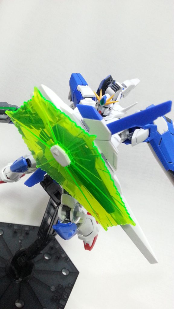 シールドにはビームシールド機能も内蔵。強力なビーム兵器にも対応できる。