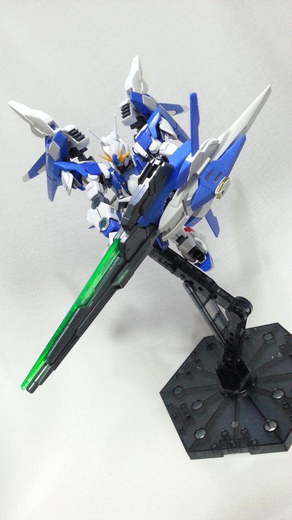 ブラスターとシールドをドッキングしてGNメガビームランチャーとして必殺の一撃を放つ。