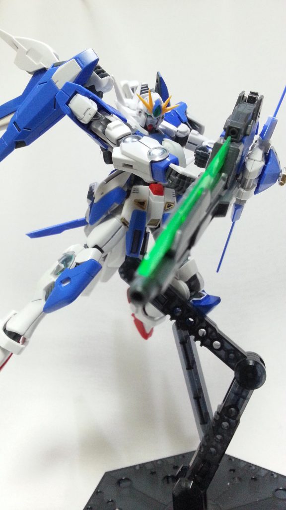 高速で遠距離に離脱し、超長距離から敵を薙ぎ払う。ただし、切り札的な武装なので最大出力で一回撃つと盾内のエネルギーが切れてただの実体盾になり、砲身は融解する。