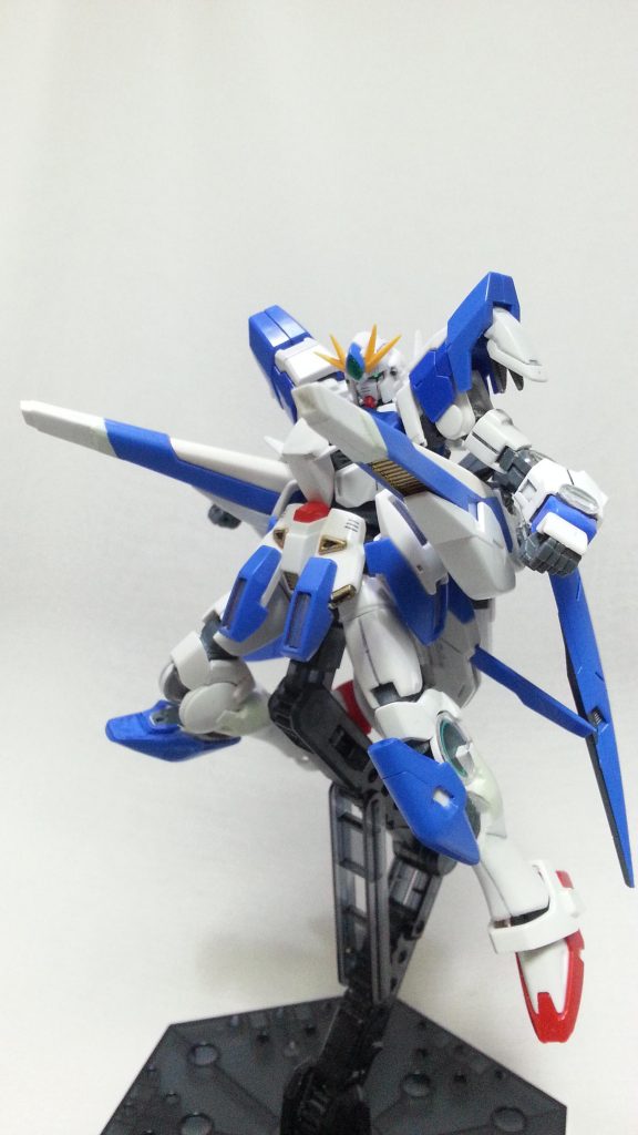 後はビームサーベルと固定武装で戦闘。最大稼働＆トランザムをすると脚部裏と両肩が開いて粒子放出しながらオレンジに近い発光現象と残像で敵を翻弄し殲滅する。