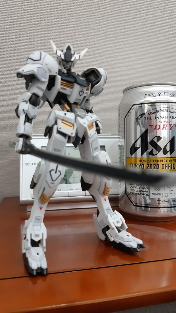 刀を持っているので、モーターヘッドっぽいイメージで塗装しました。缶ビールに自分が写り込んじゃってます。今気づきました。