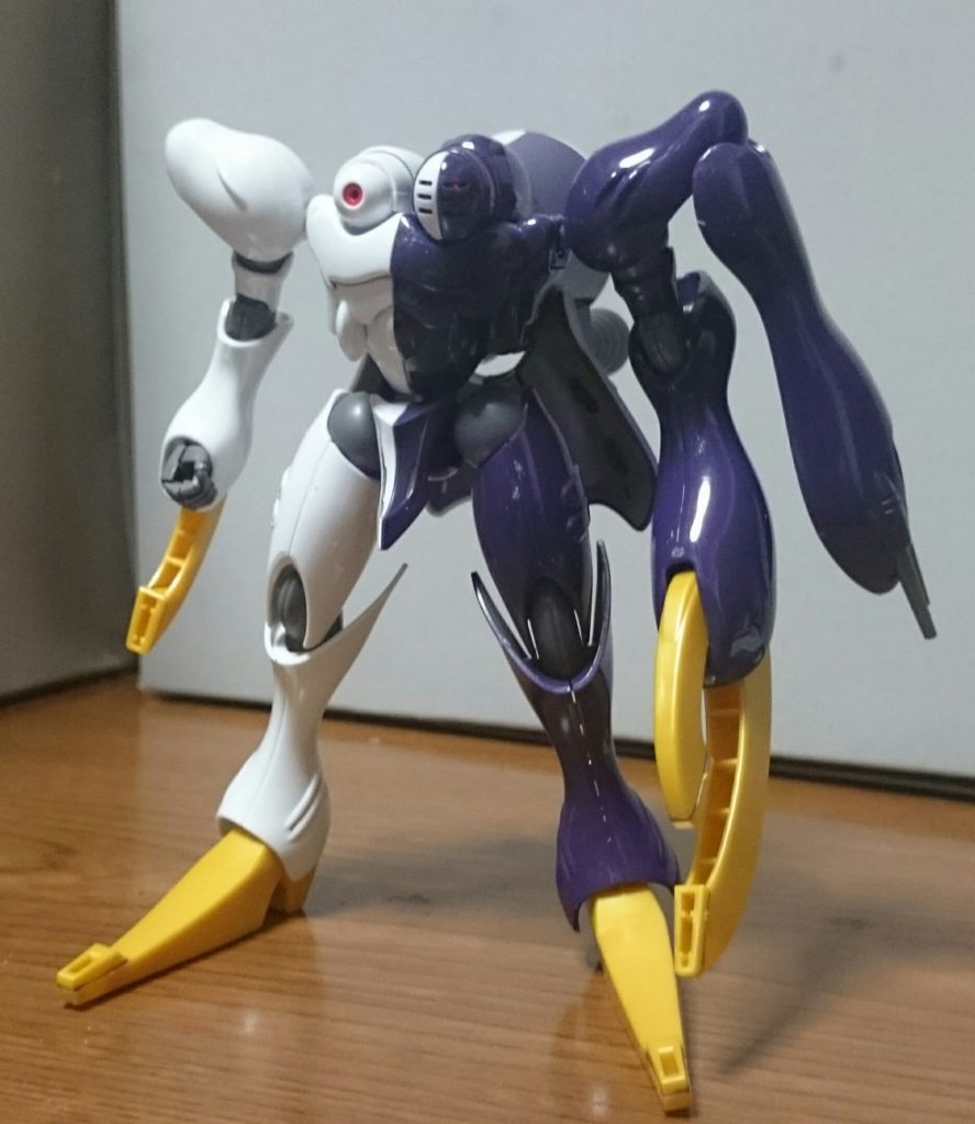 ・正義さす左指(ユーリスディス・シニストラ・ディキトゥス)今年イチのガンプラびっくり商品スね。フツー木星帝国機出すンならアマクサとかクァバーゼとかで様子見するようなもんだけど、いきなり左手とかラインナップぶっ飛んでるスね。青いバンダイ、恐ろしい子っ…！グロスインジェクションなんで白と黒のパーツはすべすべぴかぴかっスね。色分けもほぼほぼ完璧で、よくできたキットっス