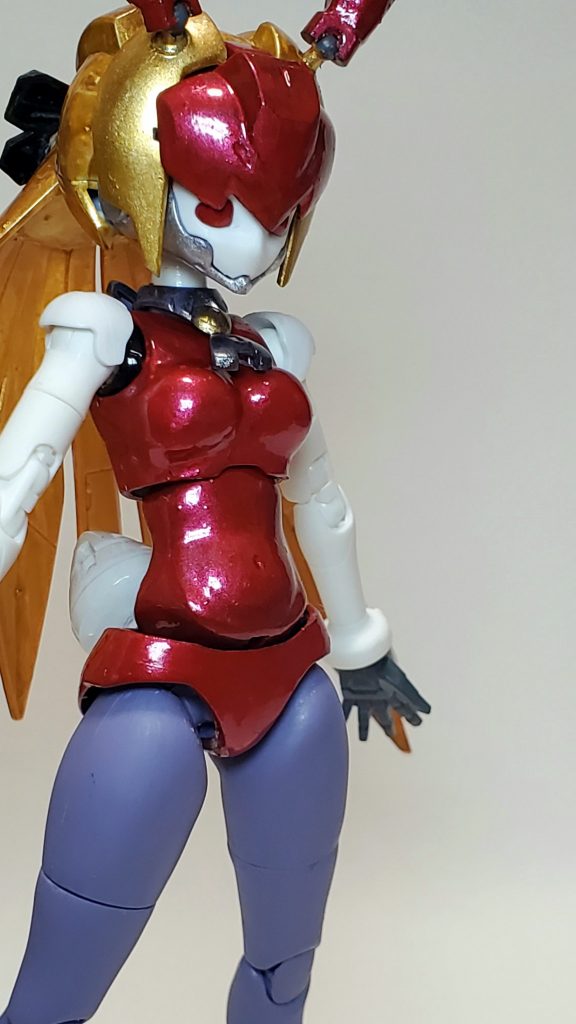 腹部のフロントパーツがはまる部分にパテを盛り、ついでにおへそなんかも作り、人生初の胸を盛りました。上手く出来てますでしょうか?メタリックレッドの下にはブラックを塗って、ヘアパーツのゴールドの下にはホワイトを塗ってあります。
