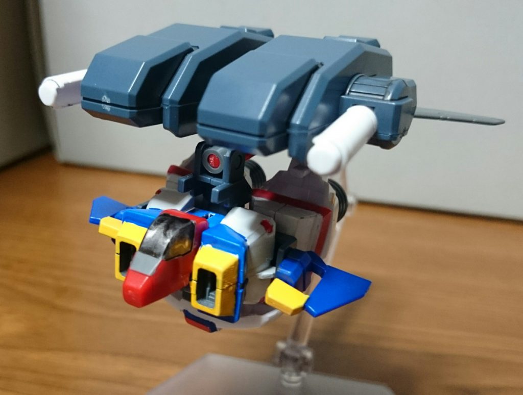 ・コア・ベース塗装箇所は……ブルー……サイドアーマー基部、股間イエロー……サイドアーマー、足ダクトホワイト……スリッパ上部・レッド……股間、バーニア、内部足の変形は差し替えで再現。コアファイターとバックパックが大きい&丸っこいので、コア・ベースも丸っこく見えるっス。あとさすがにこの形態だと重いので、コアファイターに開口したスタンド用の穴は使えないっス