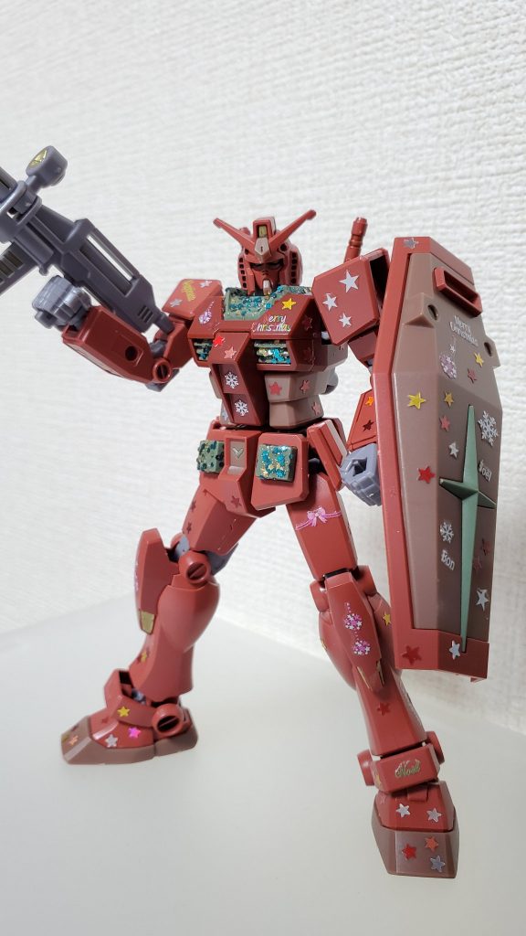 １才の娘が選んだネイル用の星型のチップも貼り付けてます。グリーンパーツ部分にはキラキラしてたマニキュアを使ってみたものの、キラキラが荒くて、思ってたのと違う感じに。どちらも使えるかどうか試しただけなんで、勉強になりました！