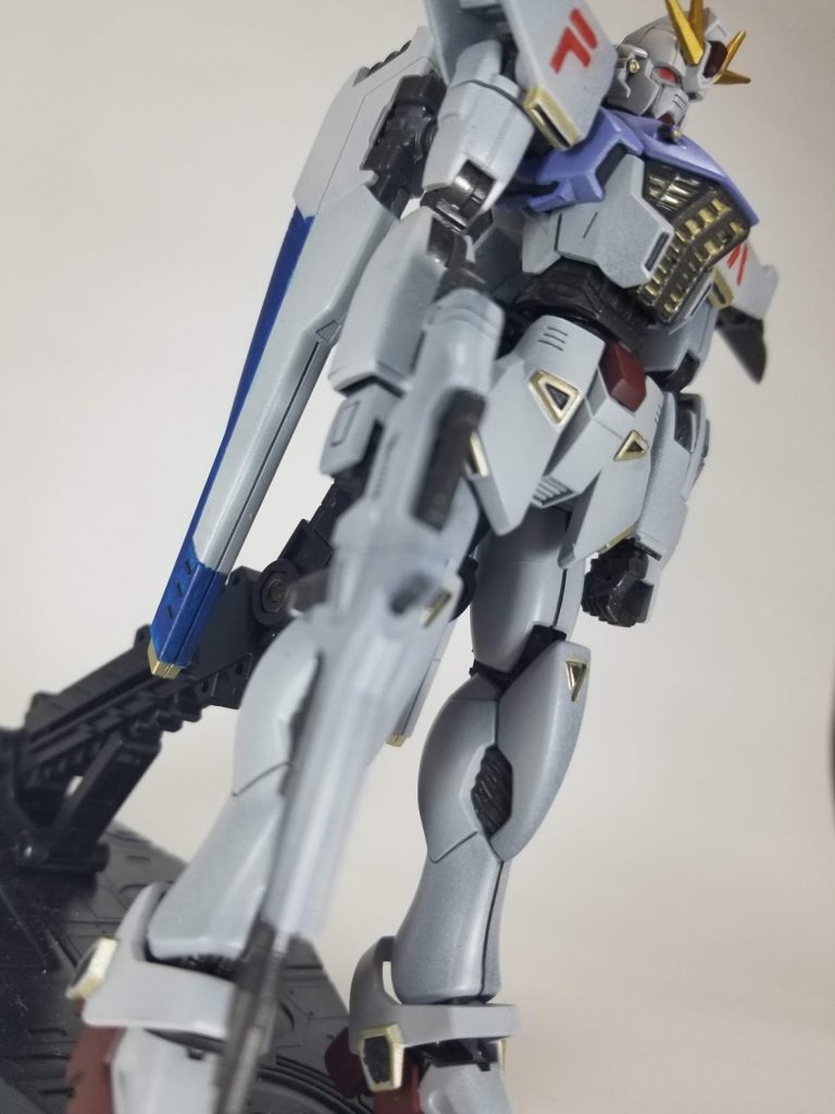 何かニュータイプ駆逐しそうな顔してますね作り終わった後にディティールアップしたくなることありませんか?プラ板が余ってたのでちょいちょい張り付けてあげればよかったです(特に後ろ)