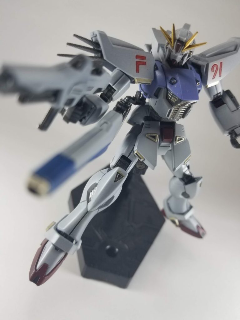 肩部分はエナメルで筆塗り水転写以外のシールは苦手なのでなし(水転写1枚でF91より高い悲劇)フレームは黒鉄色にチタンゴールドを筆でちょんちょんしてますホワイトはウォームグレーでやや暗めにVSBRはもう少しパーツ分けしてほしかったですね