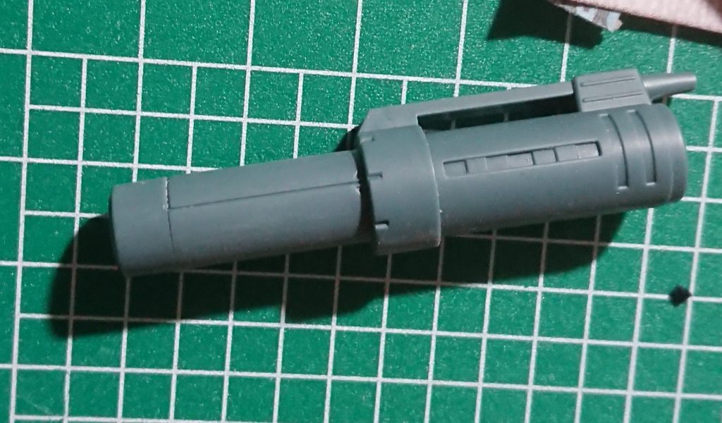 拡散メガ粒子砲は合わせ目が段落ち化されていて楽…と思いきや、実は下半分は段落ちモールドになっていません。設定画を確認するとわかるのですが、このモールドは銃身を一周していません。なので下半分は合わせ目として処理が必要なので注意です