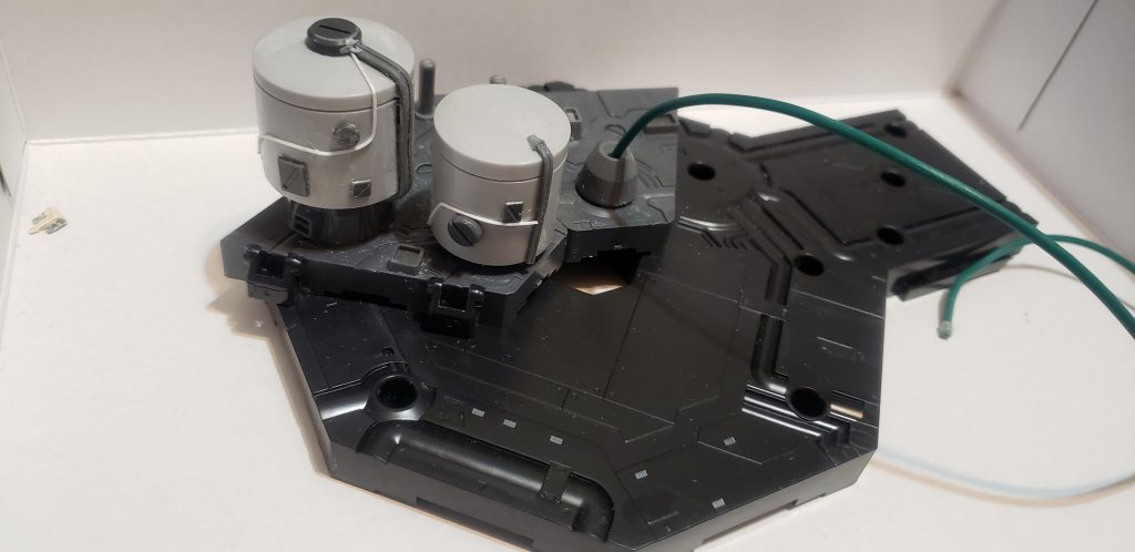 塗装前の外部ジェネレーターWAVEのタンクとバーニアを組み合わせてアクションベースに貼り付けてます。給電ケーブルは配線コードを使用。