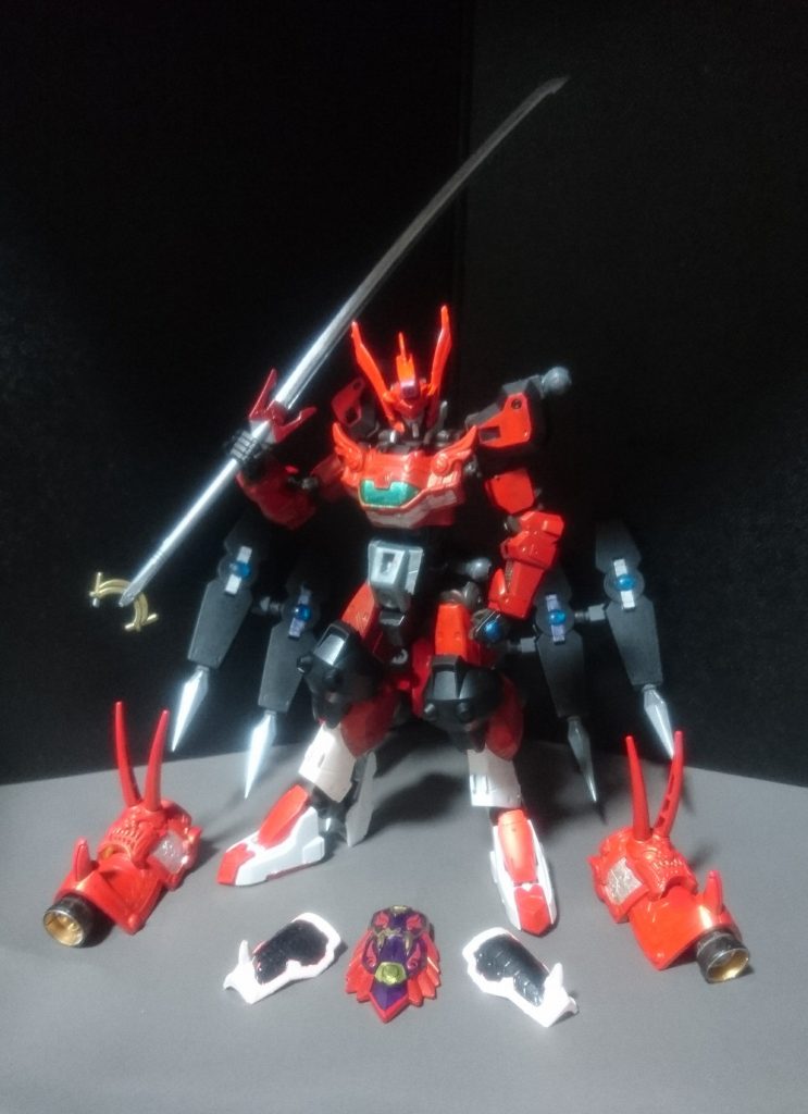 身に付けている装甲を外すことで、軽装モードに出来ます。肩や腰はボールジョイント接続なので、簡単に脱着できますよ!※胸も外せますが、ガンダムフレームがむき出しになるので、外しません。