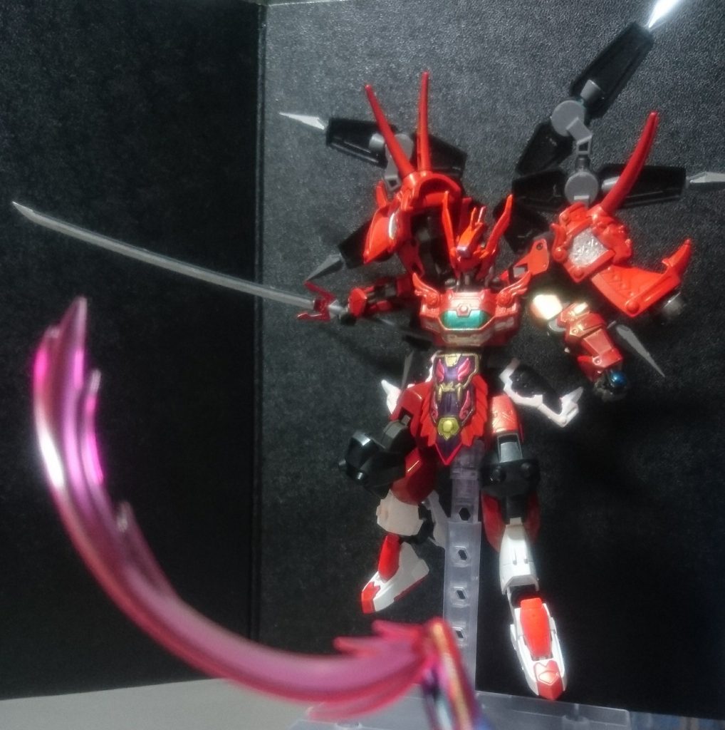 刀を一振りすれば、衝撃波を放てます。