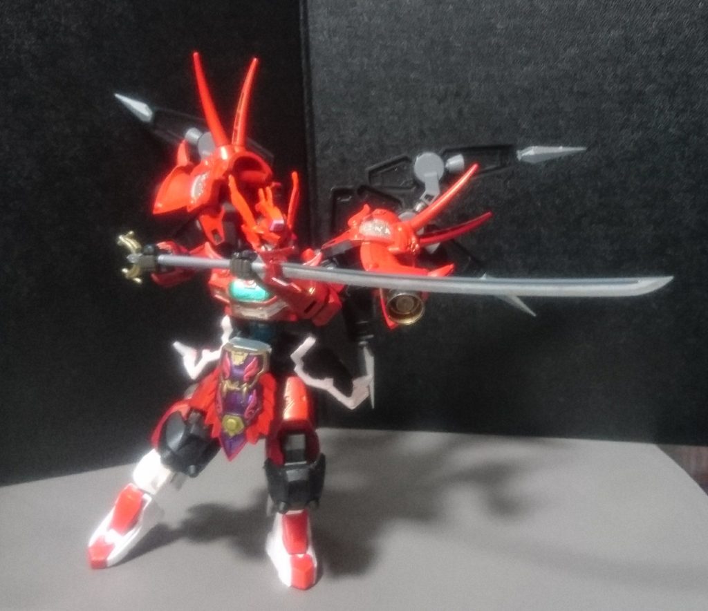 持ち手を長くしたことにより、両手で持たせられるので、突撃ポーズが決まります。