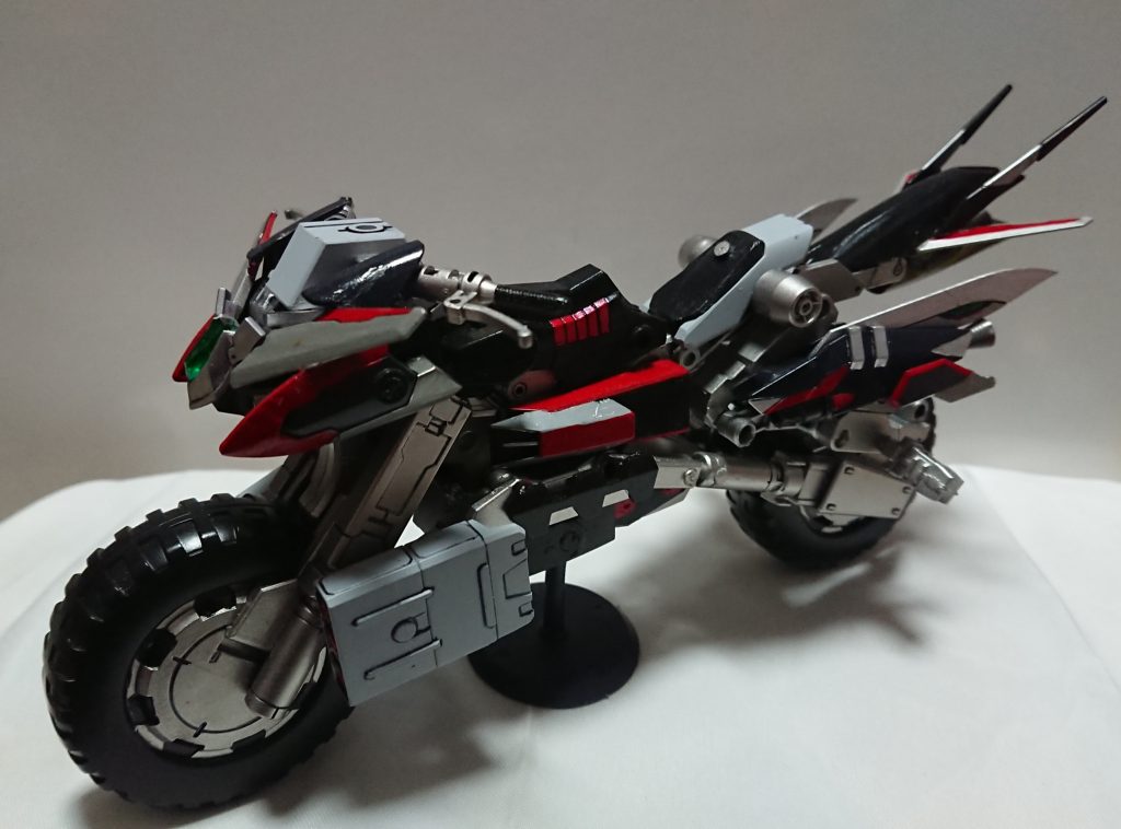 スカーチェイサーコアガンダムKK専用バイクマシンライダーをベースにメテオホッパーをミキシングしタイヤを大型化しました