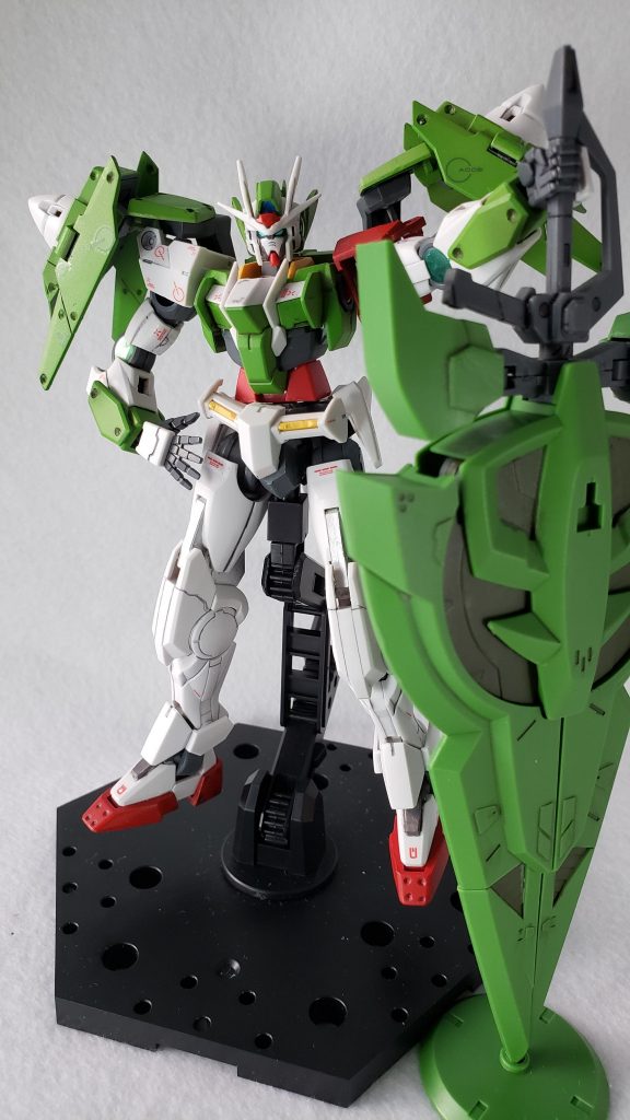 塗装は主に青部分をクレオスのルマングリーンで塗り替え。グリモアレッドベレーに倣えばもっと暗い色にすべきところですが、ダブルオーダイバーのスポーティさとの兼ね合いということで。ベレー帽に当たるものはありませんが、もちろん左肩はレッド。